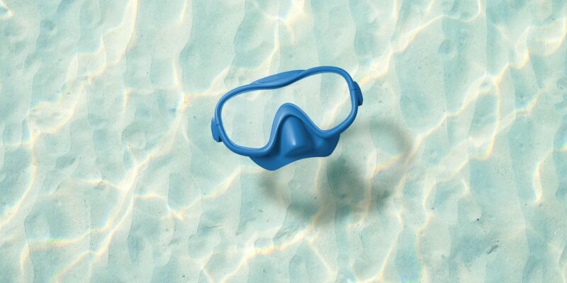Taucherbrille im Wasser