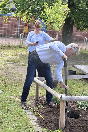 Aufgrund der berühmten Verbindung zwischen Johann Wolfgang von Goethe und dem Ginkgo Baum (Goethes Gedicht „Ginkgo biloba“) wurde passend dazu zur feierlichen Eröffnung von Bürgermeister Harald Krille mit Unterstützung von Büchereileiterin Mareile Petersen ein Ginkgo Baum gepflanzt.