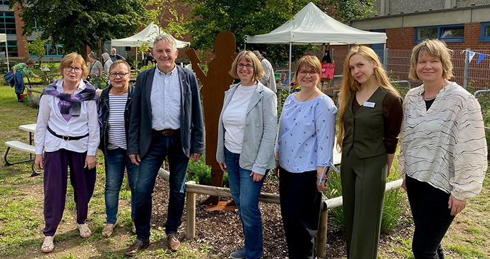 Annette Domakowski (VHS Vors.), Renate Wartak (Vors. BiSo), Bürgermeister Harald Krille, Heike Machholz (AktivRegion HolsteinsHerz), Mareile Petersen, Sarah Matthesdiorf (beide Bücherei) und Carmen Kech (Amt) freuen sich über den neuen Goethegarten.